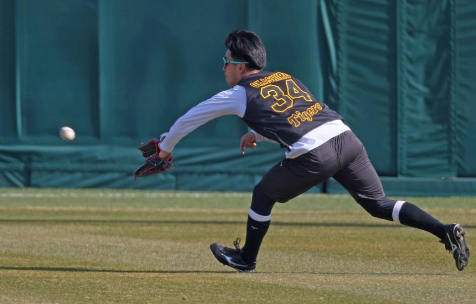 ノックの打球を追う岡城（撮影・中田匡峻）