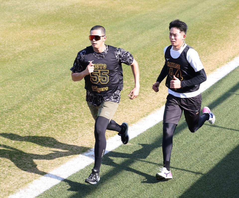 早瀬（右）とダッシュをする能登（撮影・中田匡峻）