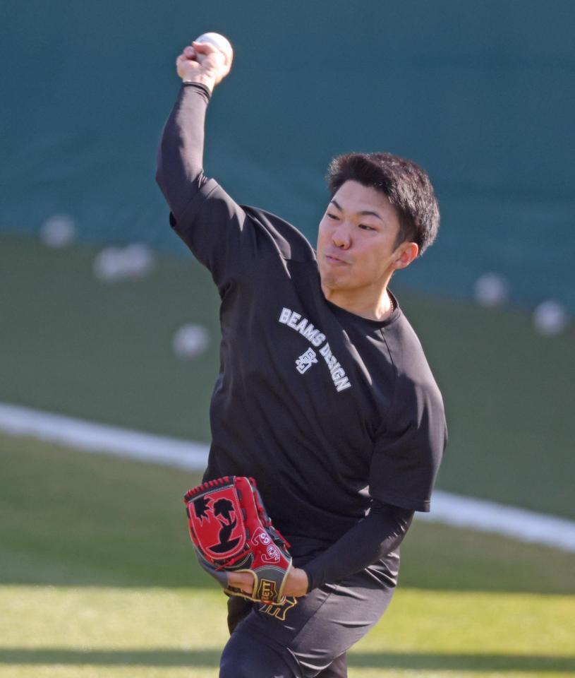 キャッチボールをする石井（撮影・中田匡峻）