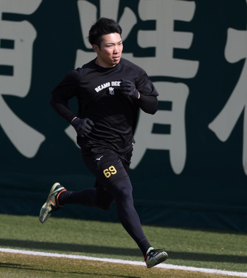 ダッシュをする石井（撮影・中田匡峻）