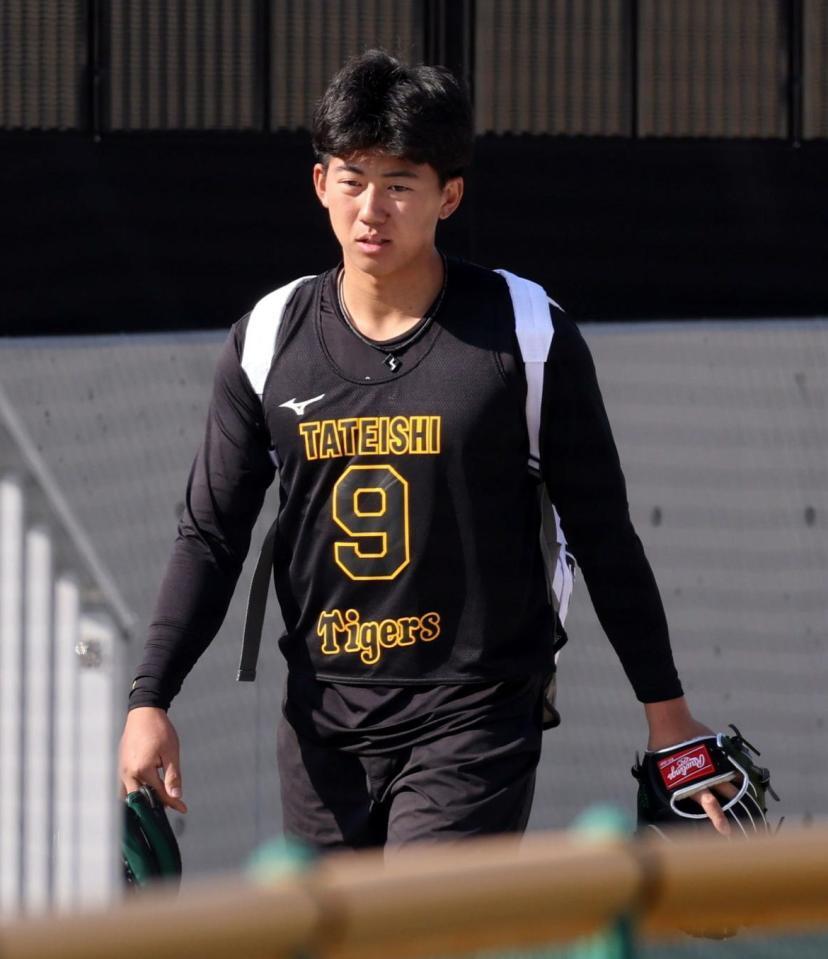 グラウンドから引き揚げる立石＝１７日