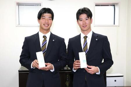 　「２０歳記念品贈呈式」に出席した百崎（左）と山田