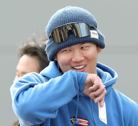 　練習の合間、笑顔を見せる及川（撮影・田中太一）