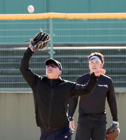 岡林（右奥）と一緒にノックを受ける前川（撮影・田中太一）