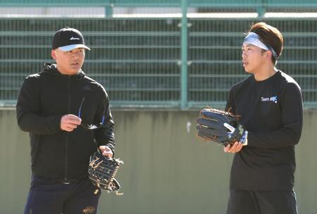 外野ノックを受ける前川（左）は中日・岡林と話をする（撮影・田中太一）