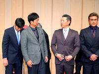 　小久保監督（中央右）と話す藤川監督。右端は新庄監督（代表撮影）