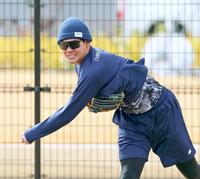 　キャッチボールをする及川（撮影・立川洋一郎）