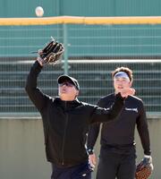 岡林（右奥）と一緒にノックを受ける前川（撮影・田中太一）