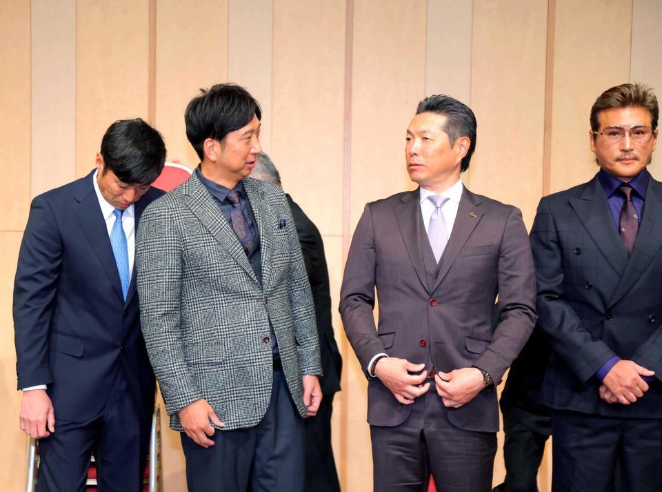 　小久保監督（中央右）と話す藤川監督。右端は新庄監督（代表撮影）