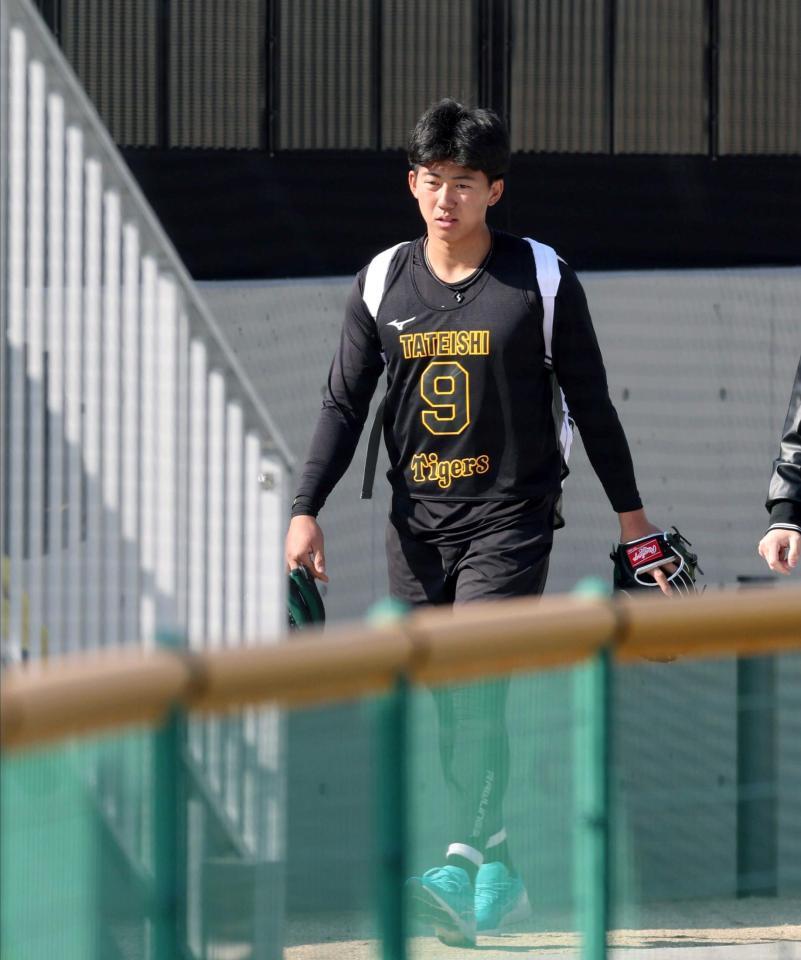 　グラウンドから引き揚げる立石＝１７日