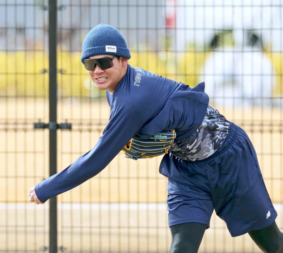 　キャッチボールをする及川（撮影・立川洋一郎）