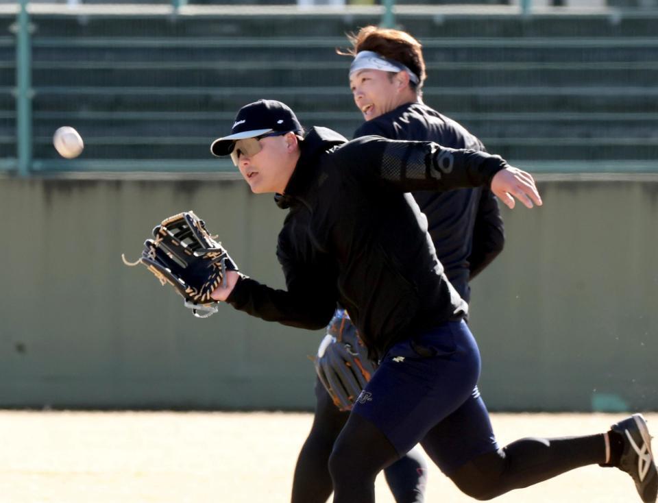 中日・岡林勇希（奥）と一緒に外野ノックを受ける前川（撮影・田中太一）