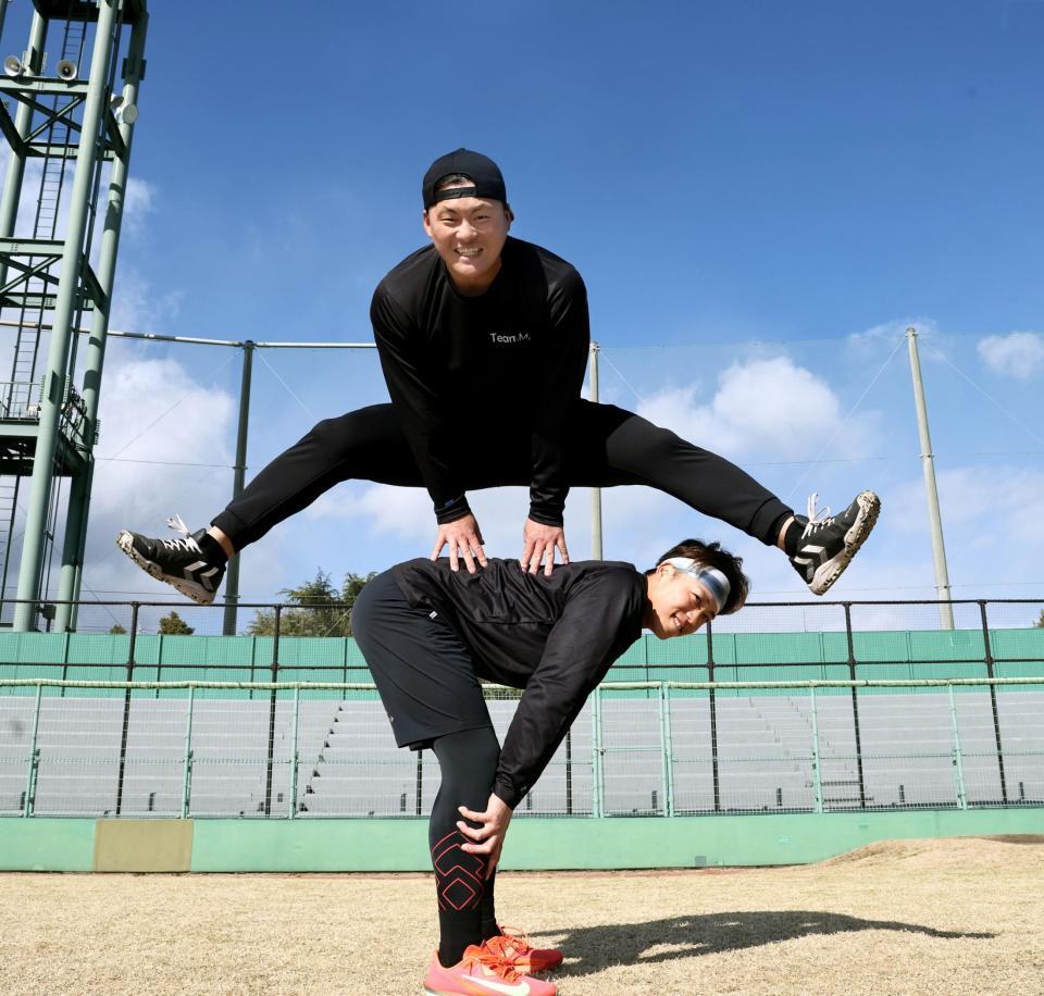 同郷の先輩を越えろ！-。中日・岡林の上を馬跳びする前川（撮影・田中太一）