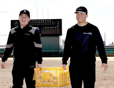 　兄の夏輝さん（左）と一緒に自主トレを行った