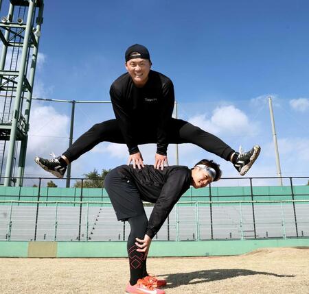 　同郷の先輩を越える！－。岡林の背中を跳躍する前川（撮影・田中太一）