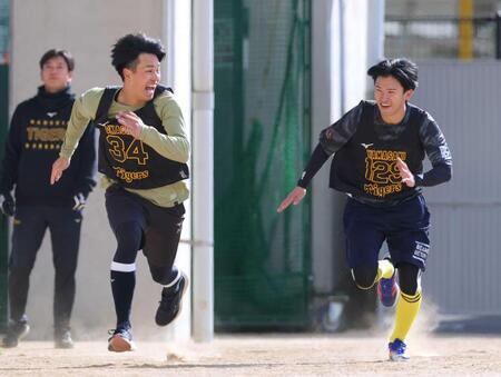 　山崎（右）とダッシュを競う岡城（撮影・立川洋一郎）