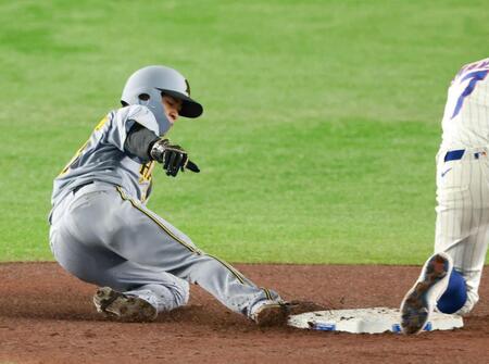 　カブスとのプレシーズンゲームで二盗を決める中野＝２５年３月