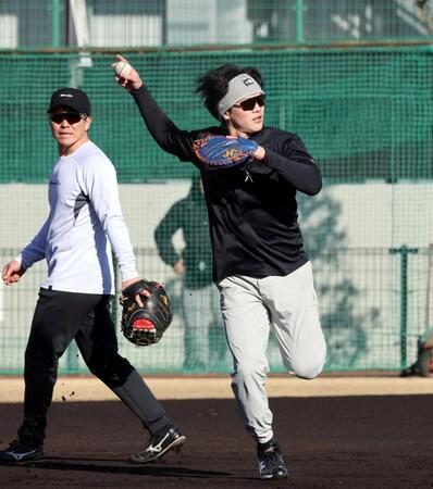 　長坂（左）らとノックを受ける伏見（撮影・山口登）