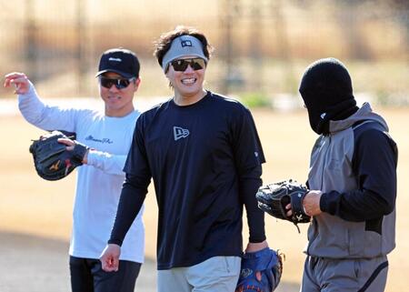 豊田（右）と談笑する伏見（撮影・立川洋一郎）