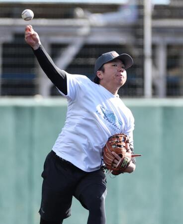 ノックを受け送球する村上（撮影・金田祐二）