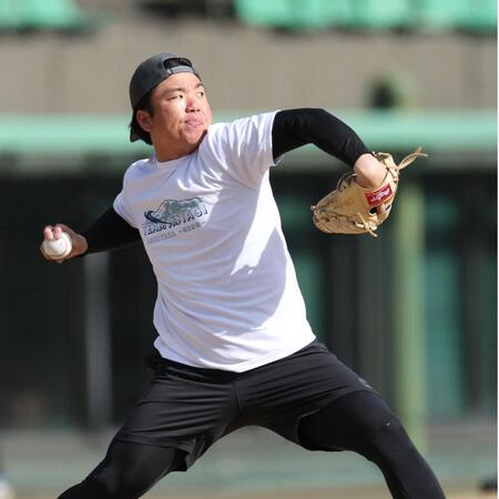 自主トレを打ち上げた村上（撮影・金田祐二）
