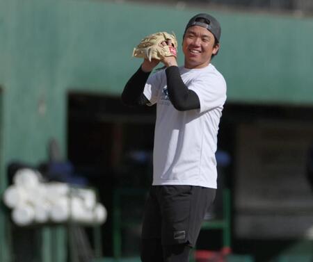 自主トレを打ち上げた村上（撮影・金田祐二）