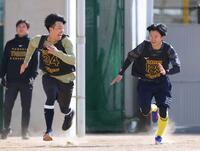 　山崎（右）とダッシュを競う岡城（撮影・立川洋一郎）