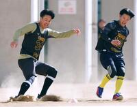 山崎（右）とダッシュを競う岡城（撮影・立川洋一郎）