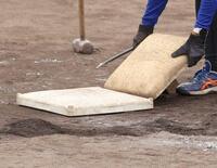 　昨季までのベース（右）と「統一ベース」