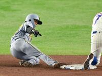 　カブスとのプレシーズンゲームで二盗を決める中野＝２５年３月