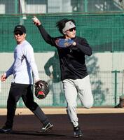 　長坂（左）らとノックを受ける伏見（撮影・山口登）