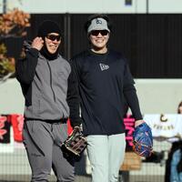 練習中、笑顔を見せる豊田（左）と伏見（撮影・山口登）