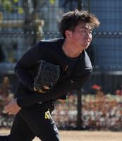 キャッチボールをする桐敷（撮影・坂部計介）