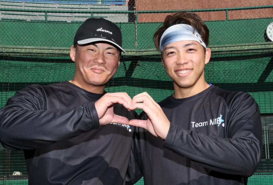 自主トレを公開した前川（左）と中日・岡林（撮影・田中太一）