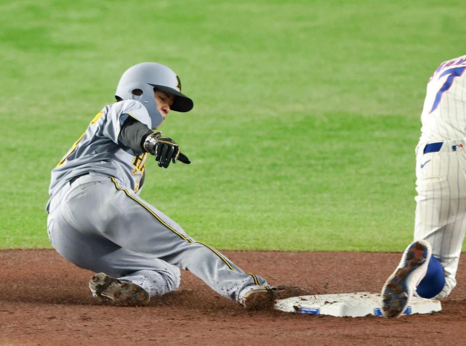 　カブスとのプレシーズンゲームで二盗を決める中野＝２５年３月