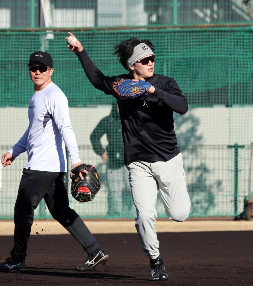 　長坂（左）らとノックを受ける伏見（撮影・山口登）