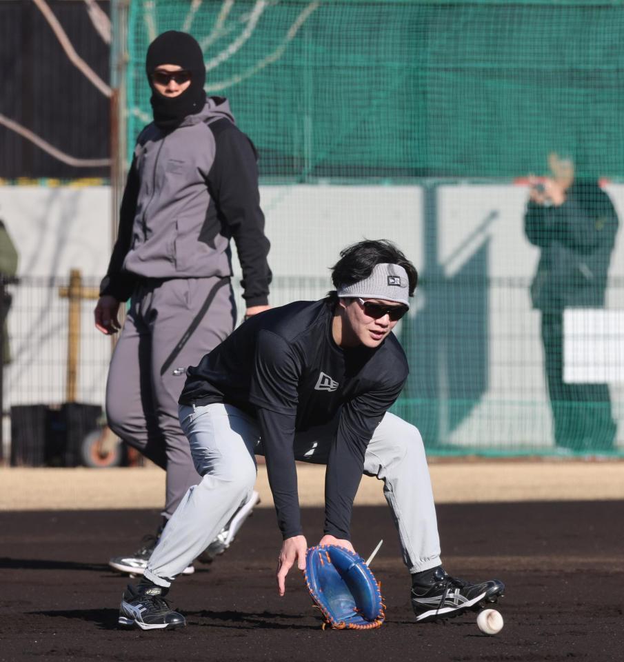 ノックを受ける伏見（左は豊田）＝撮影・山口登