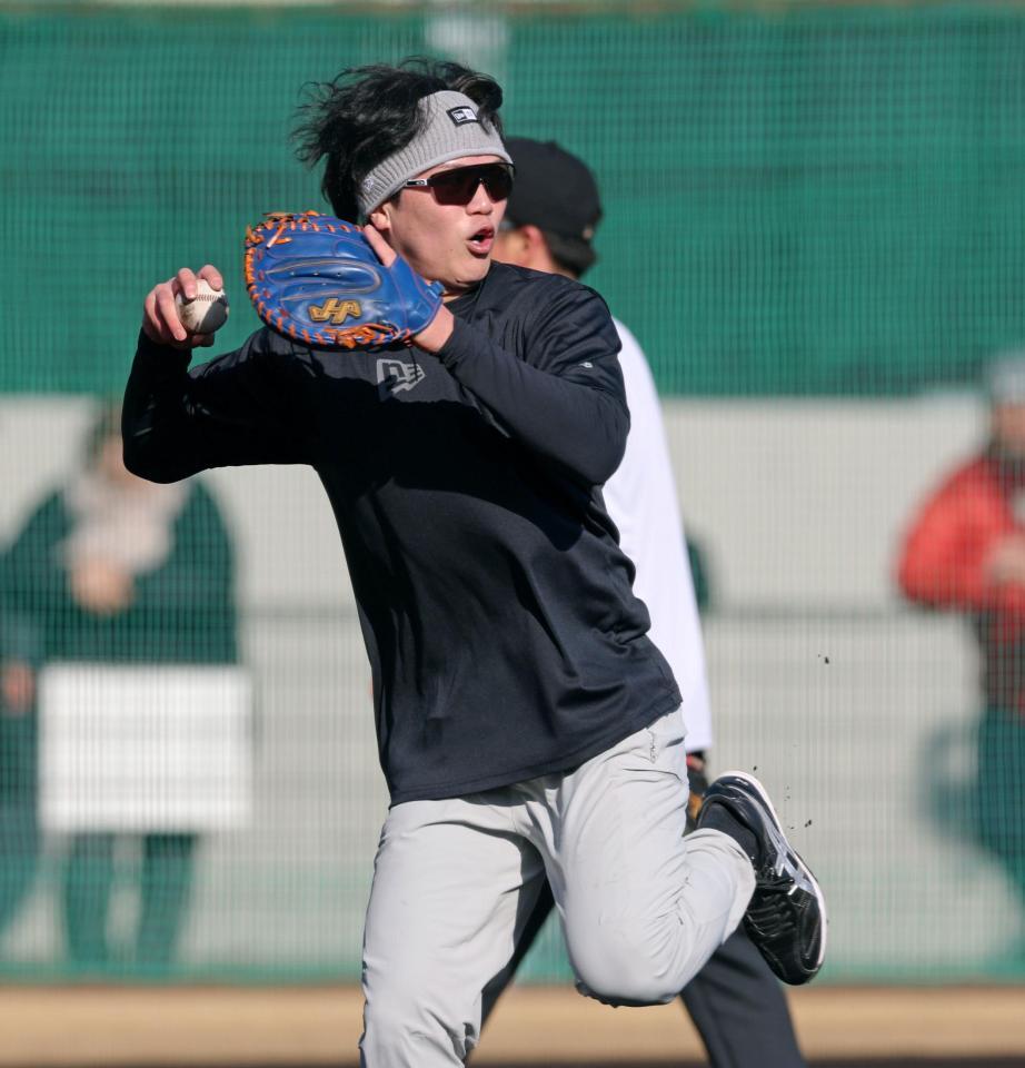 ノックを受けて送球する伏見（撮影・立川洋一郎）