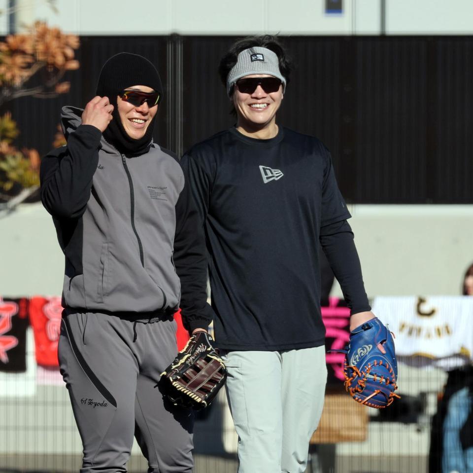 練習中、笑顔を見せる豊田（左）と伏見（撮影・山口登）