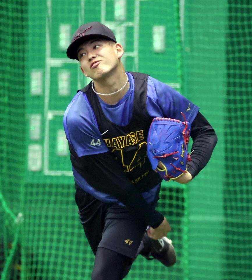 キャッチボールする早瀬（撮影・山口登）