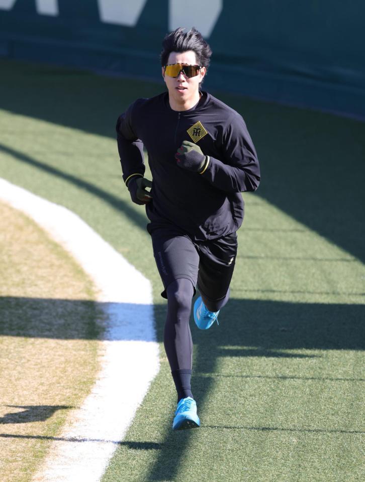 外野で黙々とダッシュを繰り返す工藤（撮影・坂部計介）