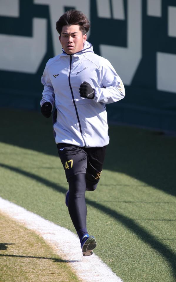 外野で黙々とランニングをする桐敷（撮影・坂部計介）