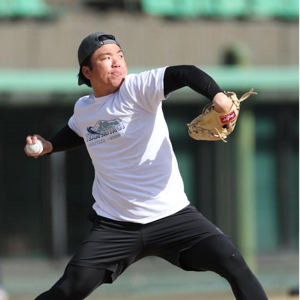 自主トレを打ち上げた村上（撮影・金田祐二）