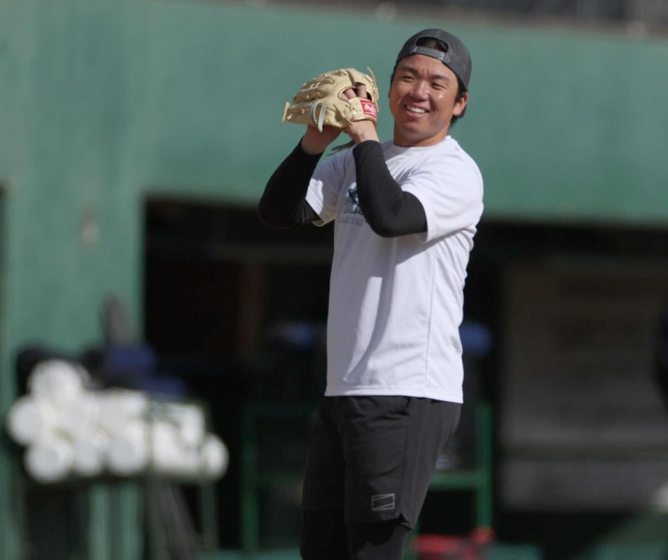 自主トレを打ち上げた村上（撮影・金田祐二）