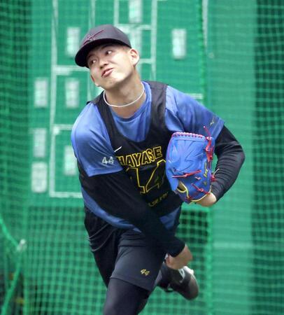 　キャッチボールをする早瀬（撮影・山口登）