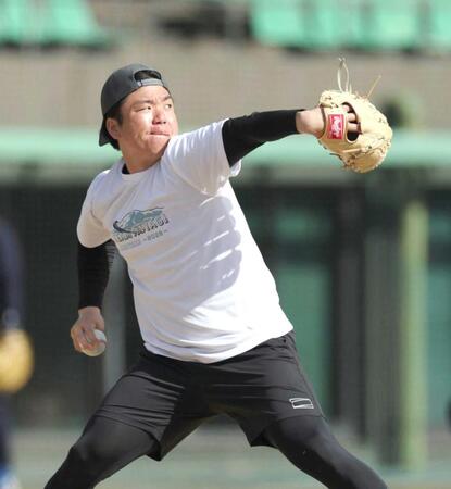 　自主トレを打ち上げた村上（撮影・金田祐二）