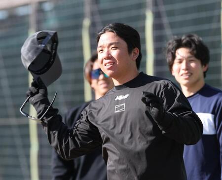 笑顔で自主トレを打ち上げた村上（撮影・金田祐二）