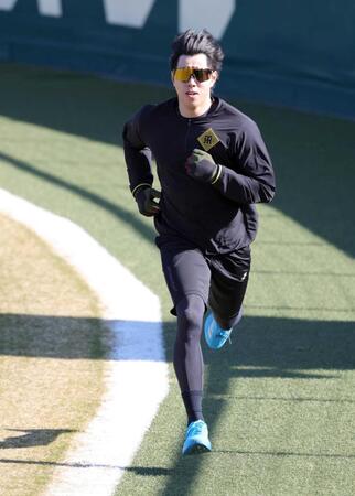 　外野でダッシュを繰り返す工藤（撮影・坂部計介）