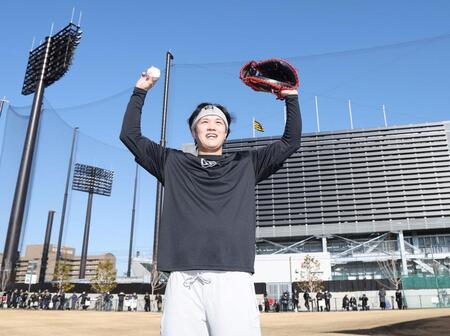 自主トレを公開し、青空の下でポーズを決める伏見（撮影・西田忠信）