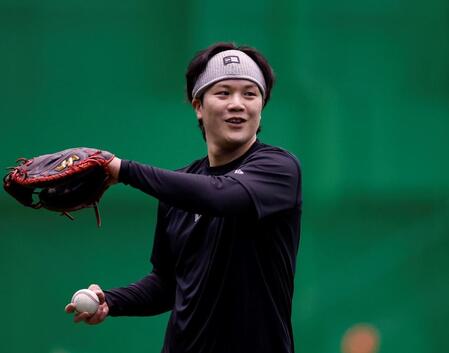 リラックスした表情で練習する伏見（撮影・西田忠信）